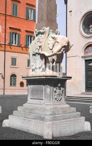 Schöne Denkmal der Elefant von Bernini auf der Piazza della Minerva in Rom, Italien Stockfoto