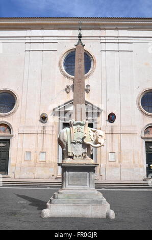 Schöne Denkmal der Elefant von Bernini auf der Piazza della Minerva in Rom, Italien Stockfoto