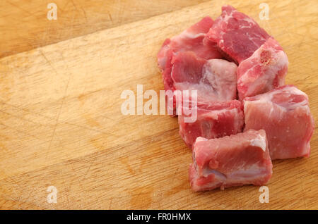 Rohe Schweinerippchen auf ein Schneidebrett - Nahaufnahme Stockfoto