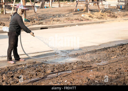 Arbeit Frauen Bewässerung in Baustelle Stockfoto