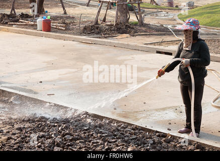 Arbeit Frauen Bewässerung in Baustelle Stockfoto