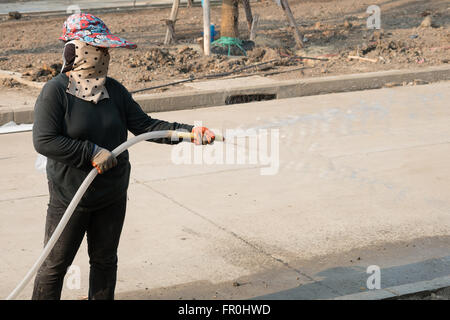 Arbeit Frauen Bewässerung in Baustelle Stockfoto