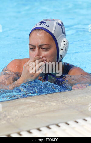 Athen, Griechenland - 7, Oktober 2012: Weibliche Wasserball Meisterschaft. Endspiel zwischen Team Vouliagmeni aus Athen, Griechenland (gewonnen) und Kinef aus Kirishi, Russland Stockfoto