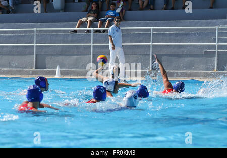 Athen, Griechenland - 7, Oktober 2012: Weibliche Wasserball Meisterschaft. Endspiel zwischen Team Vouliagmeni aus Athen, Griechenland (gewonnen) und Kinef aus Kirishi, Russland Stockfoto