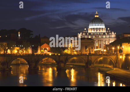 Monumentalen St. Peters Basilica über Tiber bei Sonnenuntergang in Rom, Italien. Stockfoto