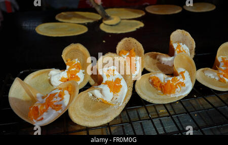 Khanom Beaung Thai oder eine Art gefüllte Pfannkuchen-Thai-Küche oder Thai Stil knackige Torte auf Tablett, Thailand - (Tiefenschärfe) Stockfoto