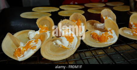 Khanom Beaung Thai oder eine Art gefüllte Pfannkuchen-Thai-Küche oder Thai Stil knackige Torte auf Tablett, Thailand - (Tiefenschärfe) Stockfoto