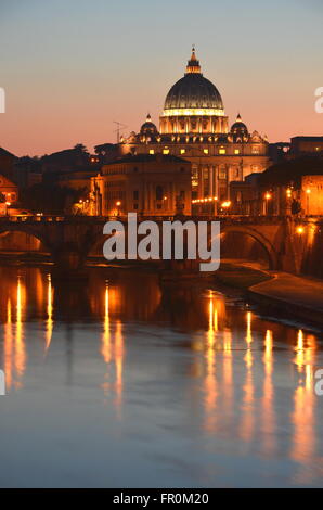 Monumentalen St. Peters Basilica über Tiber bei Sonnenuntergang in Rom, Italien. Stockfoto