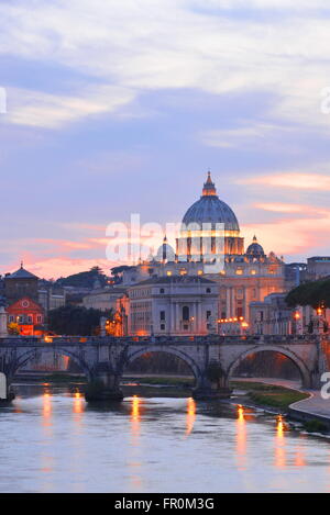 Monumentalen St. Peters Basilica über Tiber bei Sonnenuntergang in Rom, Italien. Stockfoto