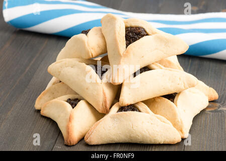 Ashkenazi Juden Essen auf Purim dreieckige Gebäck namens Hamantaschen (Hamans Taschen) oder Oznei Haman (Hamans Ohren) Stockfoto