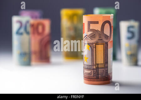 Mehrere hundert Euro-Banknoten durch Wert gestapelt. Rollt der Euro-Banknoten. Euro Währung Geld. Angekündigten Rücktritt von fünfhundert Stockfoto