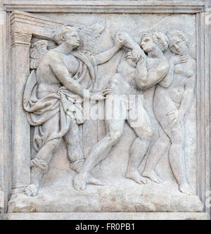 Vertreibung aus dem Paradies, Genesis Relief am Portal von St. Petronius Basilica in Bologna, Italien Stockfoto