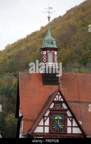 Rathouse mit Uhr auf dem Marktplatz-Platz in Bad Urach, Deutschland am 21. Oktober 2014. Stockfoto