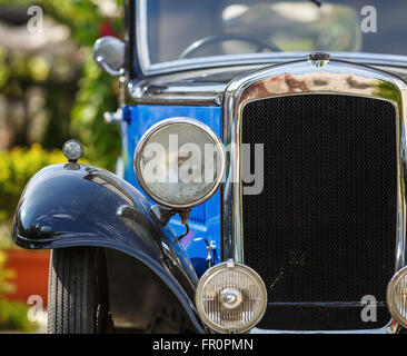 Oldtimer Scheinwerfer und Kühlergrill eines alten Retro-Vintage blau klassische Autos. Alten Oldtimer. Ansicht von vorne. Geringe Schärfentiefe. Stockfoto