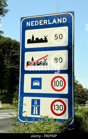 Tempolimit Schild zeigt niederländische Geschwindigkeitsbegrenzungen auf Sie geben Sie den Niederlanden aus Deutschland. Stockfoto