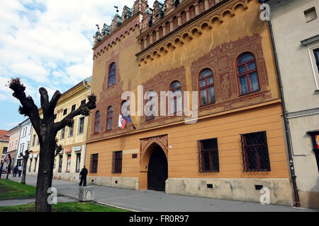 Levoca, PRESOV, Slowakei - 1. Mai 2014: Straße mit alten historischen Gebäuden in der Stadt Levoca, Slowakei. Stockfoto