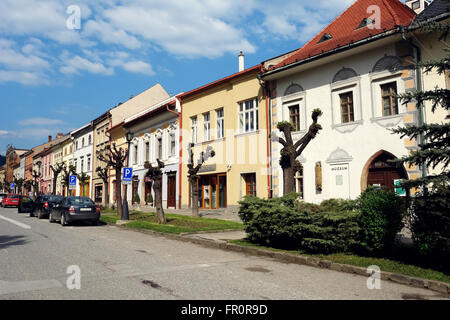 Levoca, PRESOV, Slowakei - 1. Mai 2014: Straße mit alten historischen Gebäuden in der Stadt Levoca, Slowakei. Stockfoto