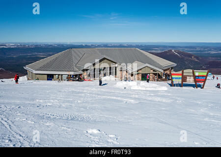 Der oberen Station der CairnGorm Mountain Eisenbahn auf Cairn Gorm Speyside Schottland bei sonnigem Wetter Anfang März Stockfoto