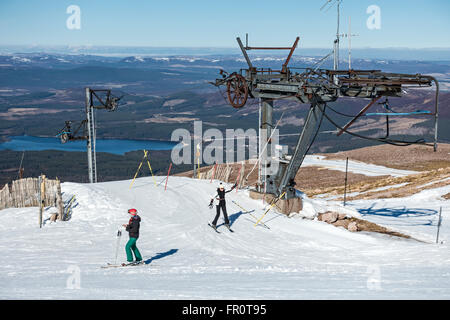 Skifahrer, die Ankunft in der oberen Station der CairnGorm Bergbahn am Cairn Gorm Speyside Schottland bei sonnigem Wetter Anfang März Stockfoto