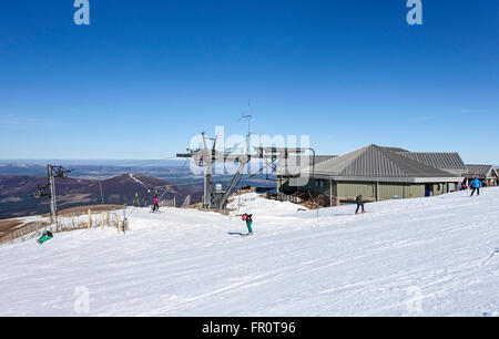 Der oberen Station der CairnGorm Mountain Eisenbahn auf Cairn Gorm Speyside Schottland bei sonnigem Wetter Anfang März Stockfoto