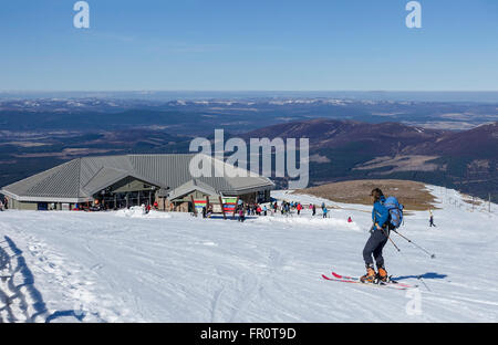 Der oberen Station der CairnGorm Mountain Eisenbahn auf Cairn Gorm Speyside Schottland mit Skifahrer bei sonnigem Wetter Anfang März Stockfoto