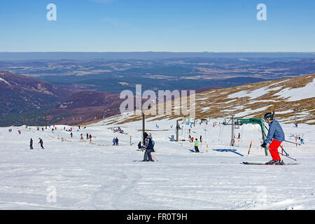 Der oberen Station der CairnGorm Mountain Eisenbahn auf Cairn Gorm Speyside Schottland mit Skifahrer bei sonnigem Wetter Anfang März Stockfoto