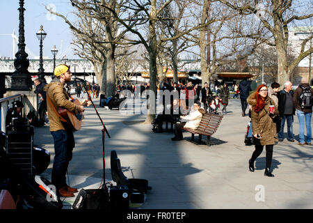 Londoner Southbank und dem Fluss Themse uk März 2016 Stockfoto