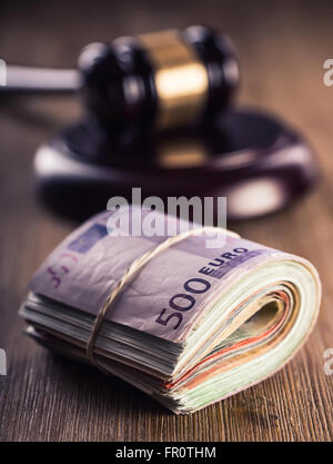 Richters Hammer Hammer. Justiz und Euro Geld. Euro-Währung. Hof Hammer und gerollten Banknoten. Darstellung der Korruption Stockfoto