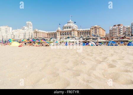 Menschen am Scheveninger Strand und Skyline mit Kurhaus in der Stadt den Haag, Niederlande Stockfoto