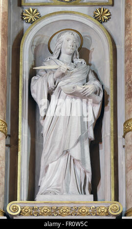 St. Johannes Evangelist-Statue auf dem Hauptaltar in der Basilika des Heiligen Herzens Jesu in Zagreb, Kroatien Stockfoto