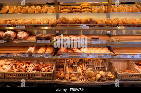 Moderne Bäckerei mit verschiedenen Arten von Brot, Kuchen und Brötchen in Rosenberg, Deutschland am 8. Juni 2015 Stockfoto