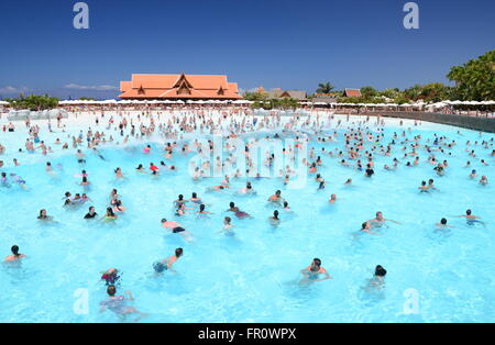 Viele Touristen genießen künstlichen Welle im Siam Park auf Teneriffa, Spanien Stockfoto