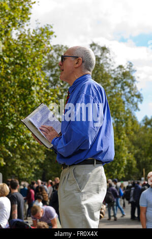 Ein Mann an das Publikum bei Speakers' Corner im Hyde Park, London, Vereinigtes Königreich. Stockfoto