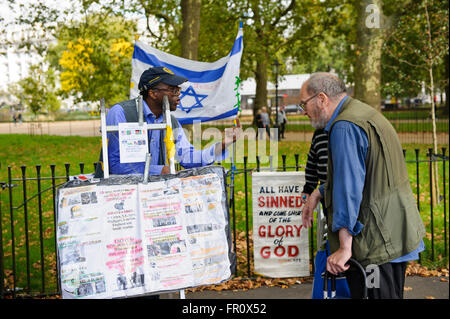 Ein schwarzer Mann an das Publikum bei Speakers' Corner im Hyde Park, London, Vereinigtes Königreich. Stockfoto