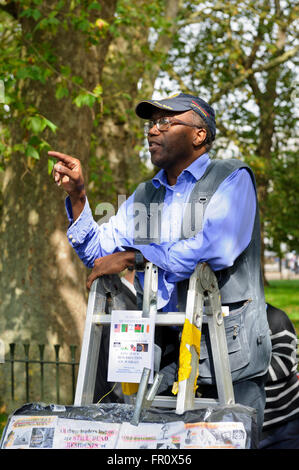 Ein schwarzer Mann an das Publikum bei Speakers' Corner im Hyde Park, London, Vereinigtes Königreich. Stockfoto