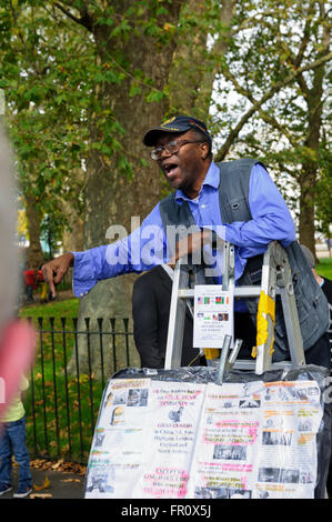 Ein schwarzer Mann an das Publikum bei Speakers' Corner im Hyde Park, London, Vereinigtes Königreich. Stockfoto