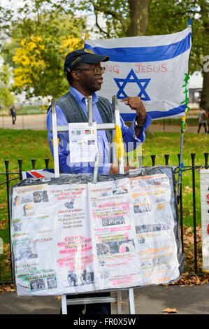 Ein schwarzer Mann an das Publikum bei Speakers' Corner im Hyde Park, London, Vereinigtes Königreich. Stockfoto