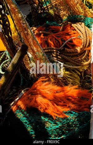 Bunten Fischernetze gebündelt auf einem Fischerboot. Stockfoto