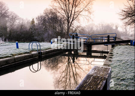 Schleuse Tore in der sehr kalten, frostigen Morgen. Stockfoto