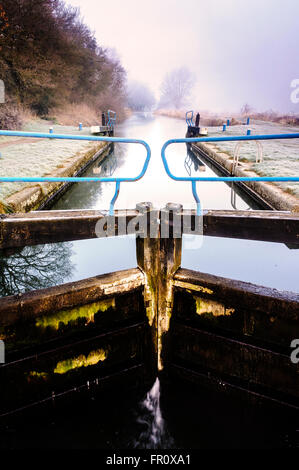 Schleuse Tore in der sehr kalten, frostigen Morgen. Stockfoto