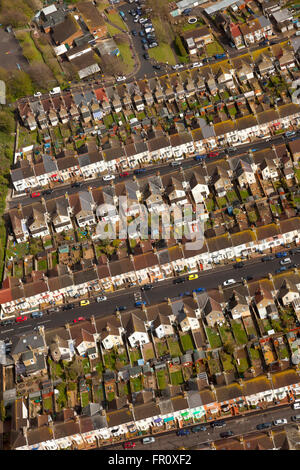 Luftaufnahme des terrassenförmig angelegten Häuser und Gärten, England Stockfoto