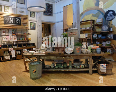 Eine reich verzierte Anzeige der Haushaltsgegenstände in ANTHROPOLOGIE an der Walt Whitman Mall in South Huntington, Long Island, NY. Stockfoto