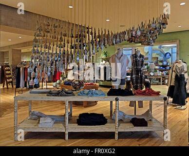 Eine reich verzierte Display mit Dutzenden von Pinsel in ANTHROPOLOGIE an der Walt Whitman Mall in South Huntington, Long Island, NY. Stockfoto