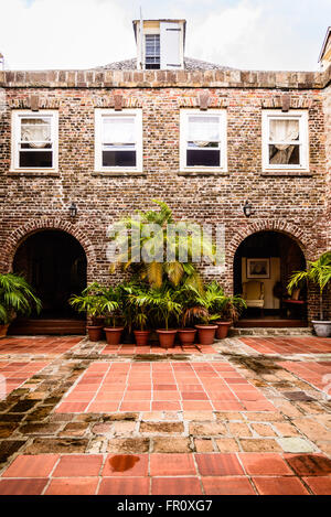 Innenhof, Mainbrace Pub, Kupfer & Bauholz Store, Nelsons Dockyard, English Harbour, Antigua Stockfoto