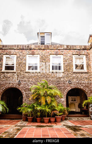 Innenhof, Mainbrace Pub, Kupfer & Bauholz Store, Nelsons Dockyard, English Harbour, Antigua Stockfoto