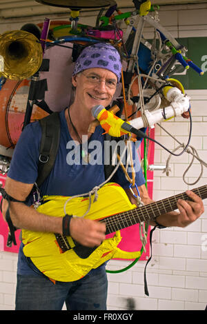 One man Band Musiker Jeffrey Masin erklingt in der u-Bahnstation Union Square in Manhattan, New York City. Stockfoto