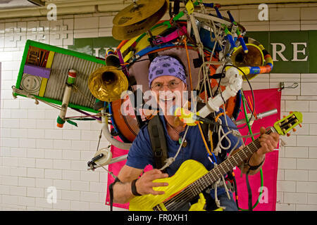 One man Band Musiker Jeffrey Masin erklingt in der u-Bahnstation Union Square in Manhattan, New York City. Stockfoto