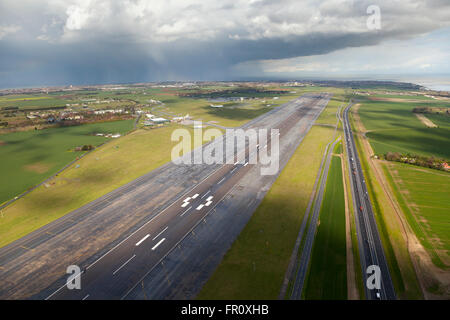 Luftaufnahme von Start- und Landebahn am Flughafen Manston Kent England Stockfoto