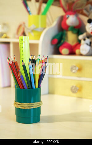 Bleistifte auf einem Tisch in einem Kinderzimmer Stockfoto