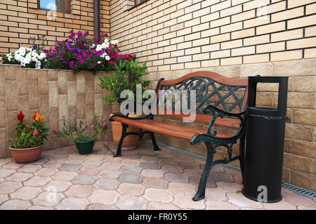 Schöne Sitzbank beim Eingang in das moderne Haus Stockfoto